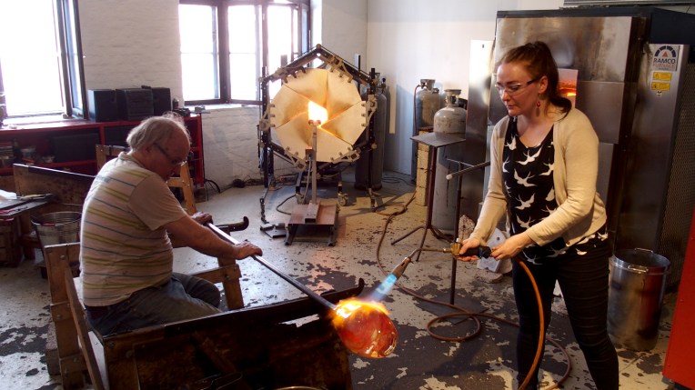 Creating a glass sculpture with Kari Alakoski in Riihimäki.